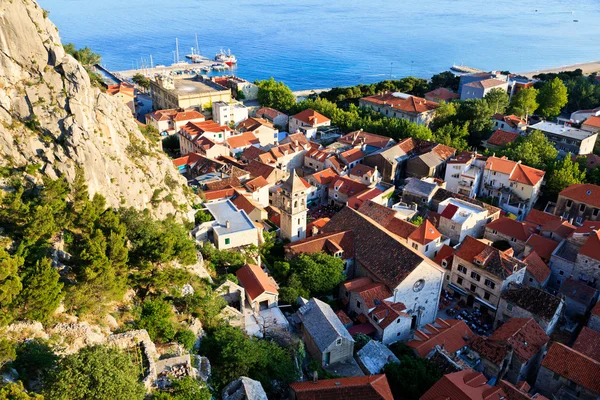 Panoramautsikt över omis och heliga anden kyrka, Kroatien — Stockfoto