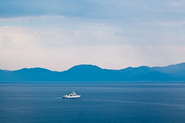 Barco que pasa la isla de Brac en la mañana lluviosa, Croacia — Foto de Stock