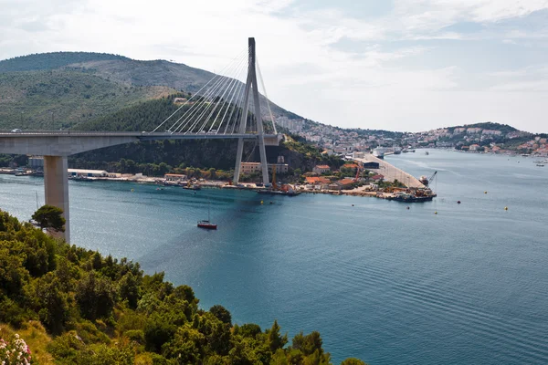 Ponte moderna e vista panorâmica de Dubrovnik na Croácia — Fotografia de Stock