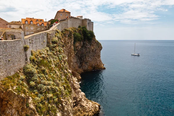 Yacht Approaching Impregnable Walls of Dubrovnik, Croatia — Stock Photo, Image