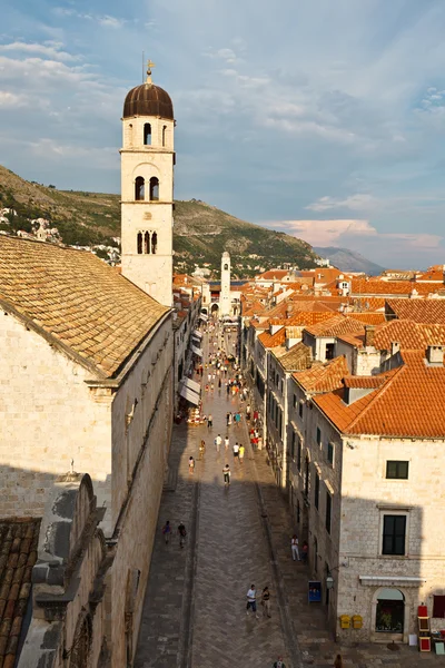 Vista sobre Stradun e Dubrovnik das muralhas da cidade, Croácia — Fotografia de Stock
