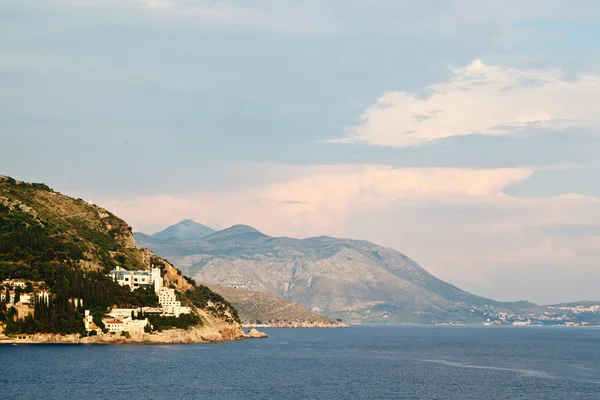 Uitzicht op de Middellandse Zee en de bergen in dubrovnik, Kroatië — Stockfoto
