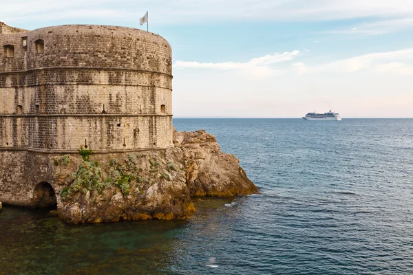Cruise Ship Approaching City Walls of Dubrovnik, Croatia — Stock Photo, Image