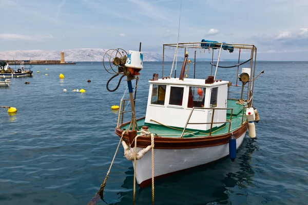 Barco Pescador atracado no porto em Senj, Croácia — Fotografia de Stock