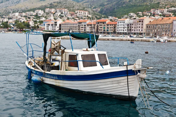 Човен рибалки пристикувався на гавань в Сень, Хорватія — стокове фото
