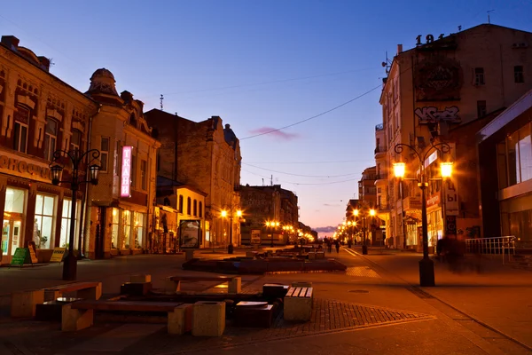在晚上，俄罗斯萨马拉的中心街 — 图库照片