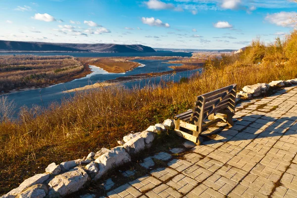 Houten bench en panoramisch uitzicht van Wolga buigen in de buurt van samara — Stockfoto