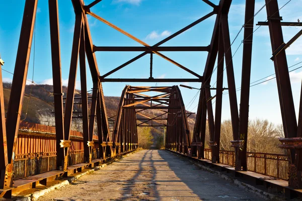 Starý rezavý most přes řeku Volhu poblíž samara, Rusko — Stock fotografie