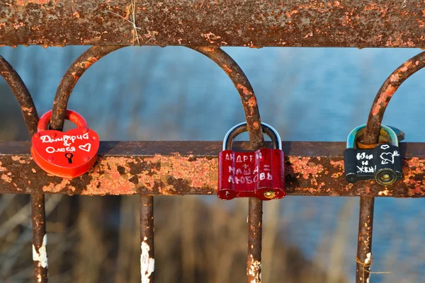 Love Locks on the Rusty Bridge across Volga River near Samara — Stock Photo, Image