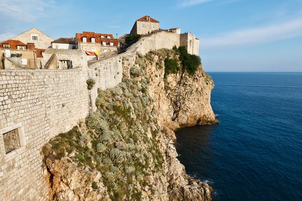 Csodálatos Dubrovnik védekező fal épült, a szikla, Horvátország — Stock Fotó