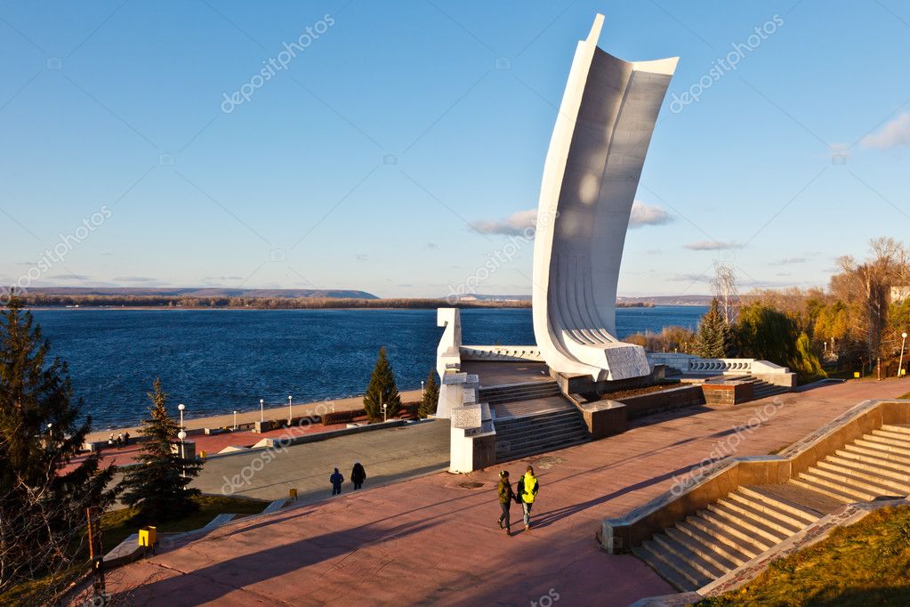 Ода самаре. Ладья Самара. Волга Самара Ладья набережная. Монумент Самарская Ладья. Ладья на набережной в Самаре.