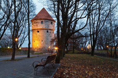 verlichte toren in de oude stad van tallinn, Estland