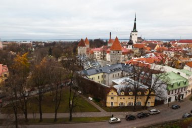 panoramik şehir duvarları ve eski kuleler tallinn, Estonya