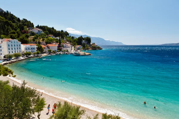 Mare blu profondo con acqua trasparente e bellissima spiaggia di Croa — Foto Stock