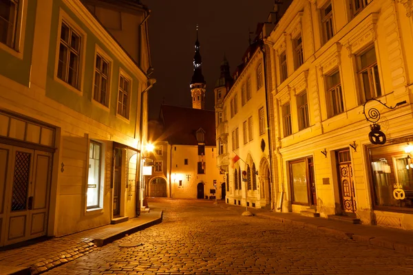 Noční ulici ve starém městě tallinn, Estonsko — Stock fotografie