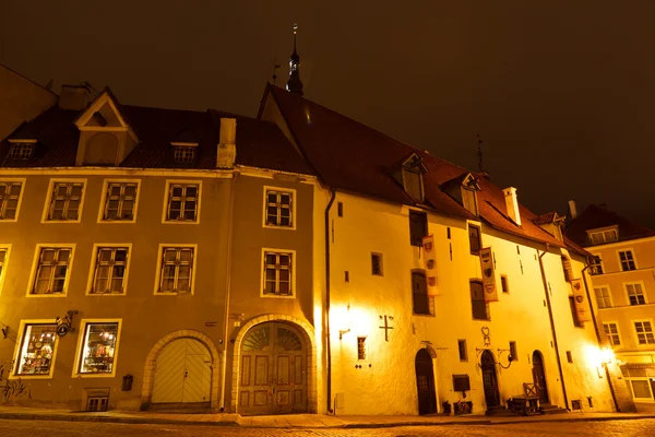 Noční ulici ve starém městě tallinn, Estonsko — Stock fotografie