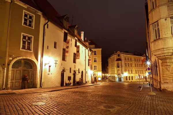 Noční ulici ve starém městě tallinn, Estonsko — Stock fotografie