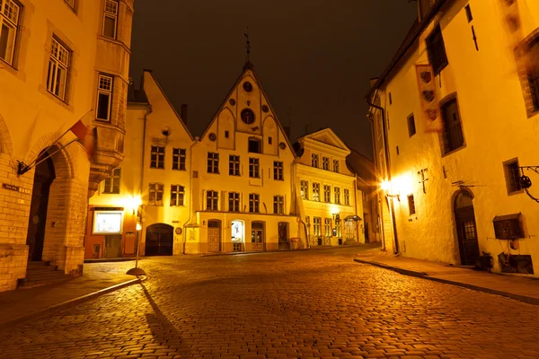 Natt gatan i gamla stan i tallinn, Estland — Stockfoto