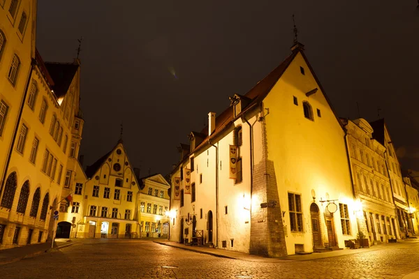 Nacht straat in de oude stad van tallinn, Estland — Stockfoto