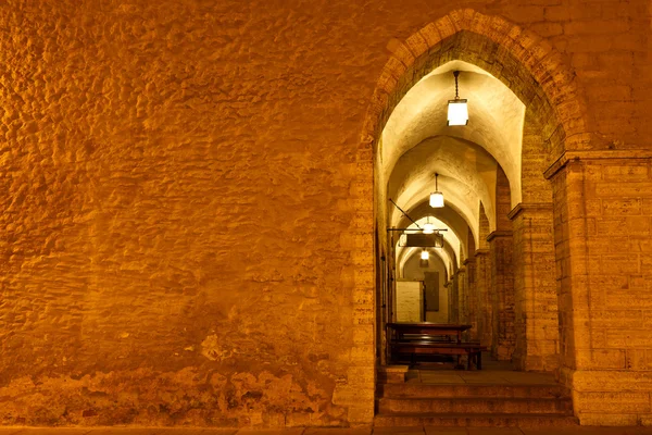 Archway dans la mairie de Tallinn la nuit sur la place Raekoja, Estonie — Photo