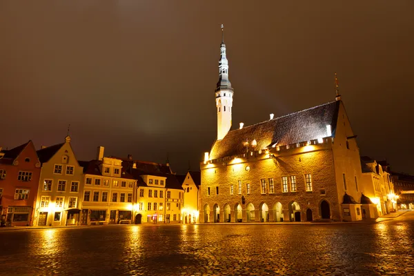 Municipio di Tallinn di notte in Piazza Raekoja, Estonia — Foto Stock