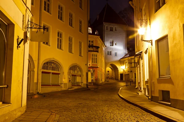 W nocy ulica w starym mieście w Tallinie, estonia — Zdjęcie stockowe