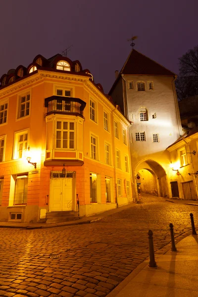 Éjszakai utcában található a régi város, Tallinn, Észtország — Stock Fotó