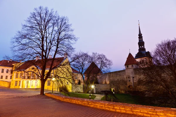 Manhã cedo nas muralhas e torres da cidade velha em Tallinn, E — Fotografia de Stock