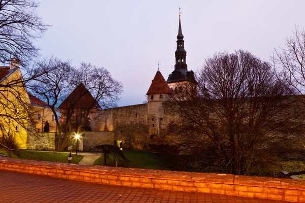Temprano en la mañana en las murallas y torres del casco antiguo de Tallin, E — Foto de Stock
