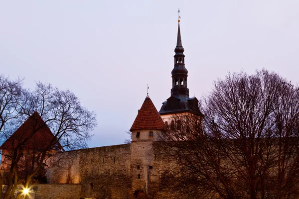 Brzy ráno v městské hradby a věže starého města v Tallinnu, e — Stock fotografie
