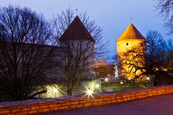 Temprano en la mañana en las murallas y torres del casco antiguo de Tallin, E —  Fotos de Stock