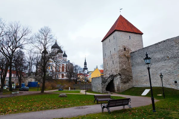 Městské hradby a věže starý tallinn, Estonsko — Stock fotografie