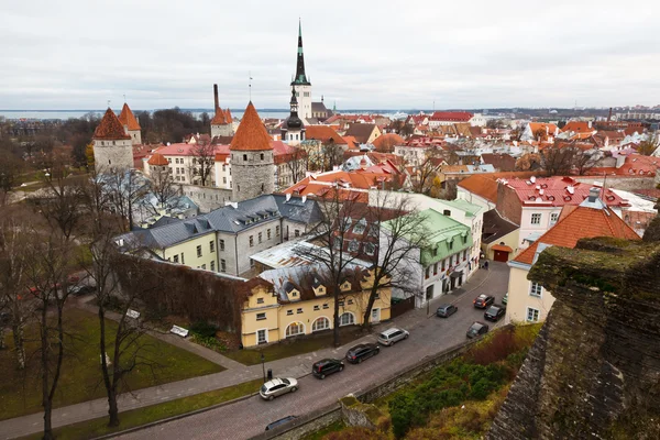 Panoramatický pohled na město hradby a věže starých tallinn, Estonsko — Stock fotografie