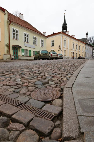 Λιθόστρωτο δρόμο στην παλιά πόλη του Ταλίν, Εσθονία — Φωτογραφία Αρχείου