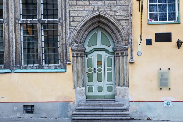 Ozdobné zelené gotické dveře v starém tallinn, Estonsko — Stock fotografie