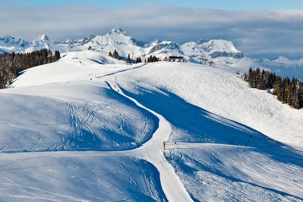 Lyžování a snowboarding v francouzské Alpy — Stock fotografie