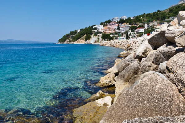 Mar Azul con agua transparente y playa rocosa en Croacia — Foto de Stock