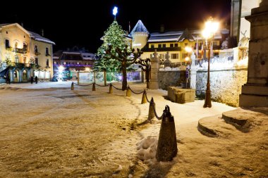 Işıklı Noel ağacına megeve içinde merkezi kare Fransız