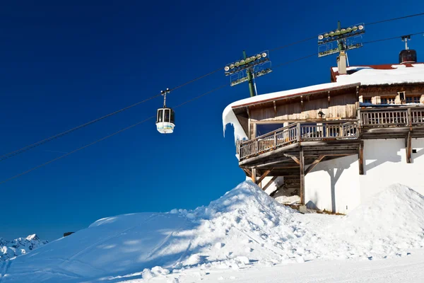 Bovenste kabel lift station en gondel in de Franse Alpen — Stockfoto