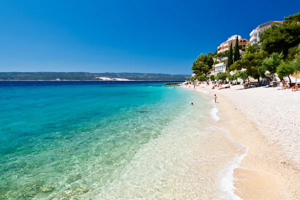 Diepe blauwe zee met transparante water en prachtige Adriatische beac — Stockfoto