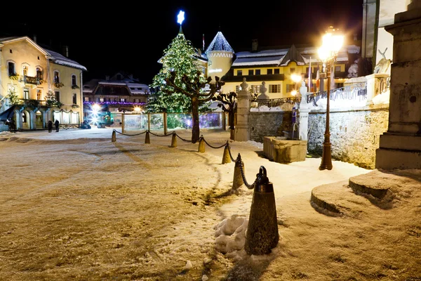 Árbol de Navidad iluminado en la Plaza Central de Megeve en francés —  Fotos de Stock