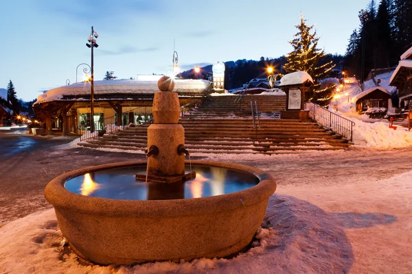 Fountain and Christmas Tree in Megeve At Morning, French Alps — Stock Photo, Image