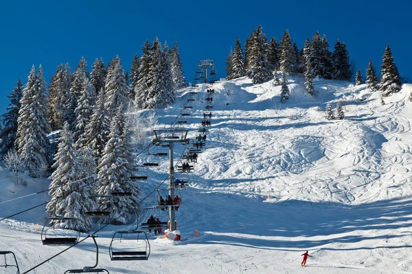 Rijden de stoeltjeslift in de Franse Alpen — Stockfoto