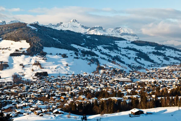 Pohled shora na horské vesnici megeve, francouzské Alpy — Stock fotografie
