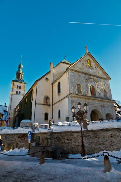 Iglesia medieval en la plaza central de Megeve, Alpes franceses —  Fotos de Stock