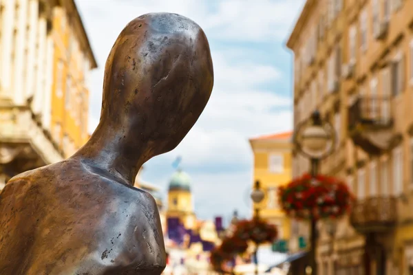 Escultura de bronze na rua de Rijeka, na Ístria, Croácia — Fotografia de Stock