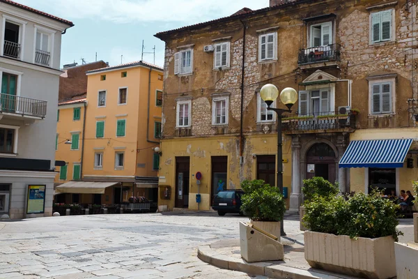 Rue piétonne au centre-ville de Rijeka en Croatie — Photo