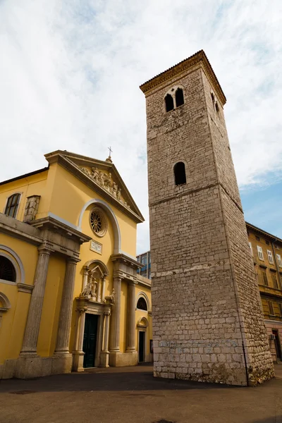 Oude kerk met pilaren en de klokkentoren in rijeka, Kroatië — Stockfoto