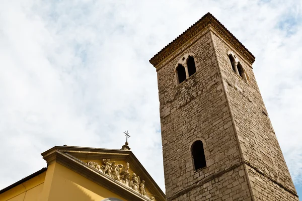Oude kerk gevel en bell toren in rijeka, Kroatië — Stockfoto