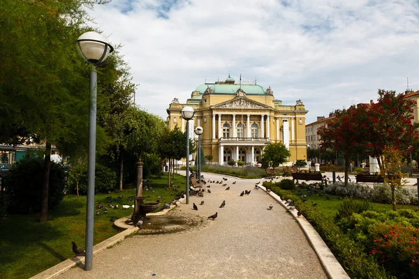 Parque Kasalisni y edificio de teatro con pilares en Rijeka, Croa —  Fotos de Stock